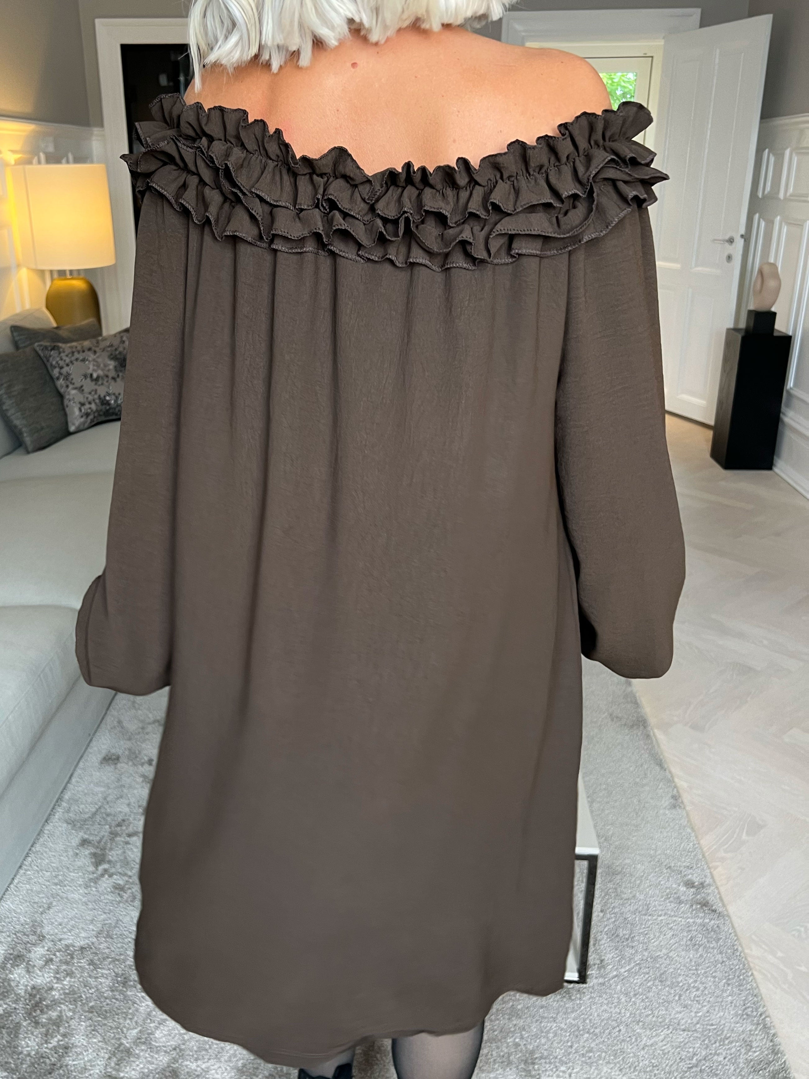 Chili Dress - Kjole med lange ærmer og flæser i udskæringen